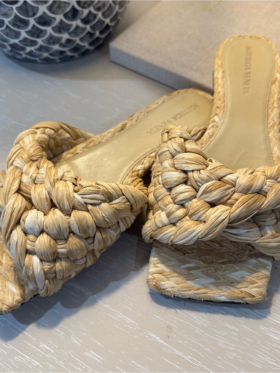 Bottega Veneta Shoes - Bottega Veneta Natural Raffia Braided Sandals in Macadamia